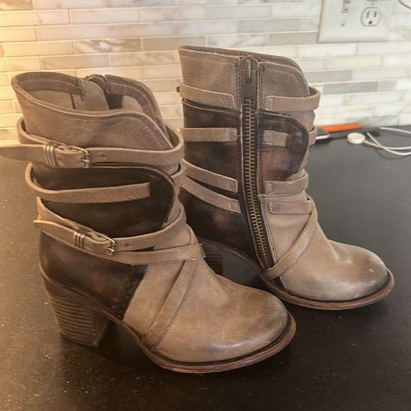 Beautiful boot worn once - Picture 2 of 5